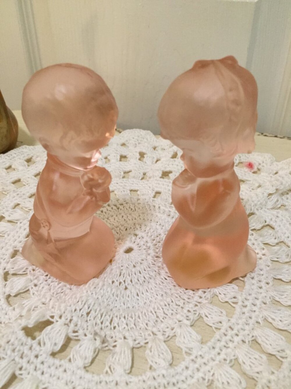 VTG Fenton Pink Satin Glass Praying Children Boy Girl Pair W/ Stickers  Nice, cl